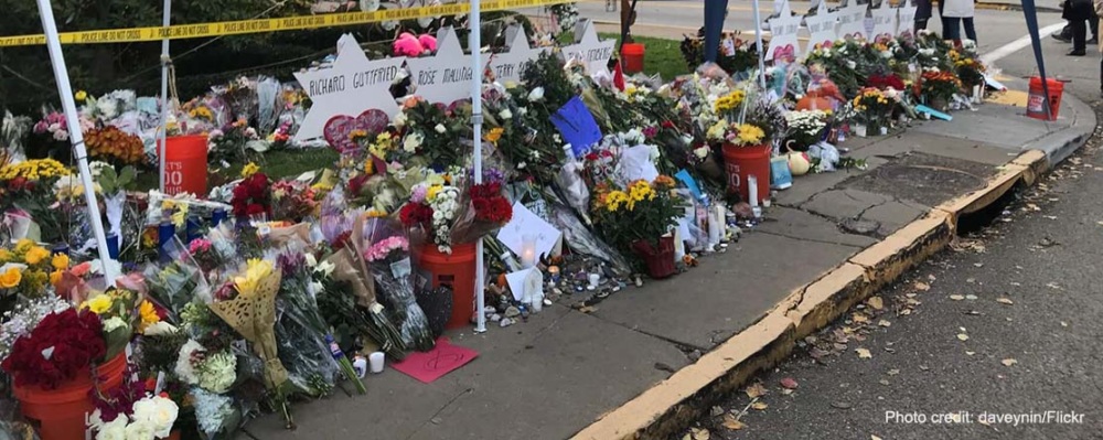 A memorial to the victims of the Tree of Life massacre outside the synagogue. (daveynin/Flickr)