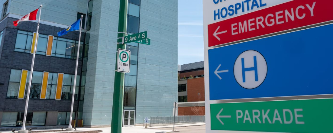 a street sign outside a hospital emergency department