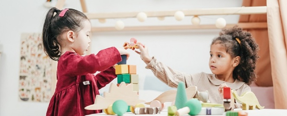 Two kids playing with blocks