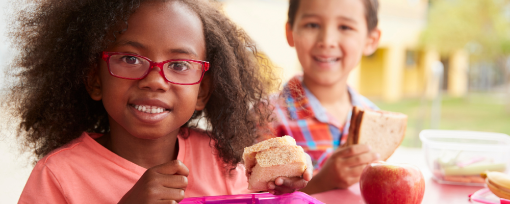 Kids eating lunch