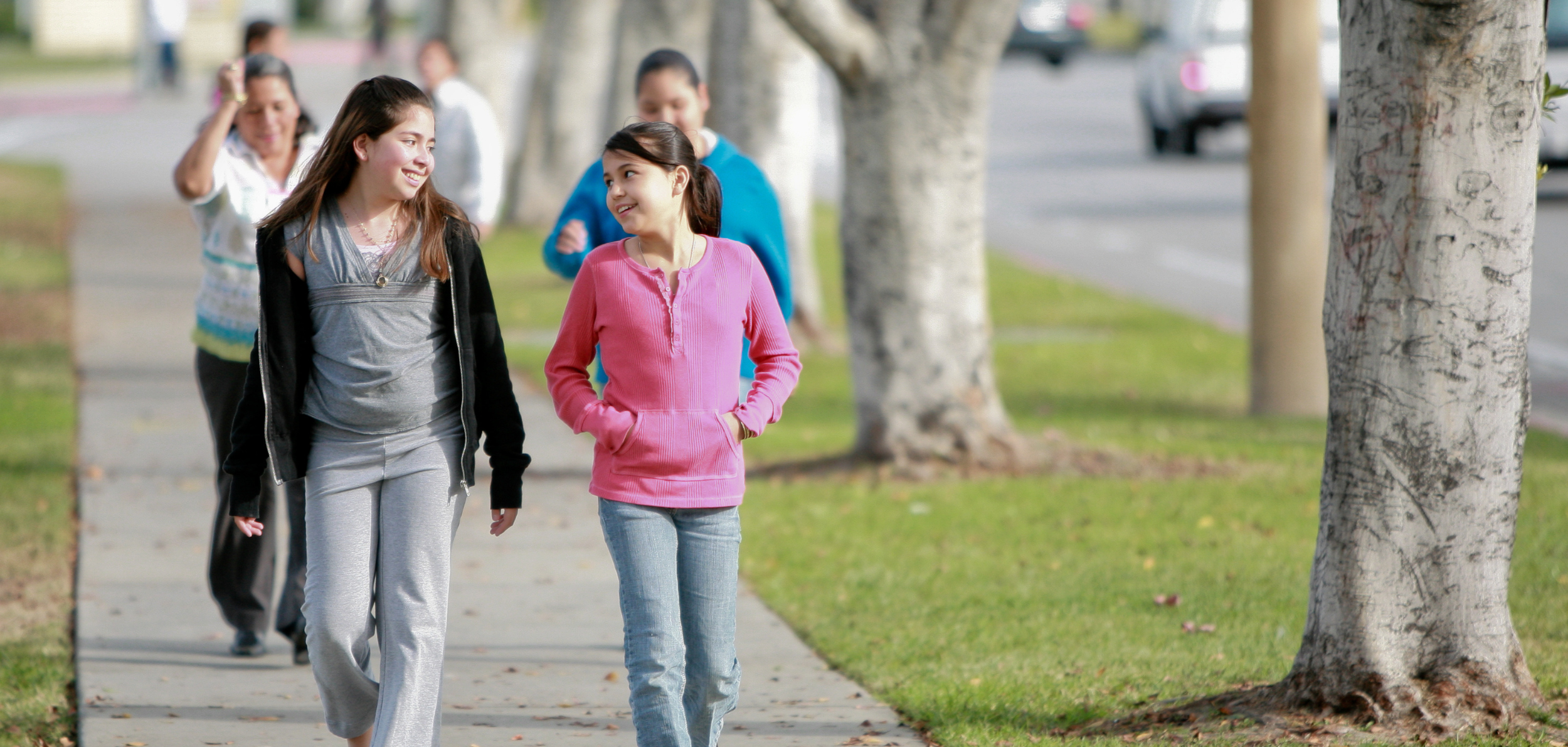 Mothers and daughters participate in a walking exercise as part of the Aprendiendo Juntas Program run by Kaiser Permanente's Education Outreach Prograam (EOP).