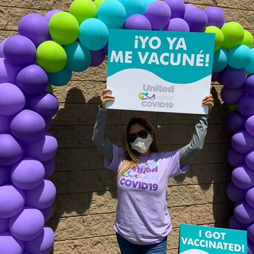 woman holding sign Yo Ya Me Vacune
