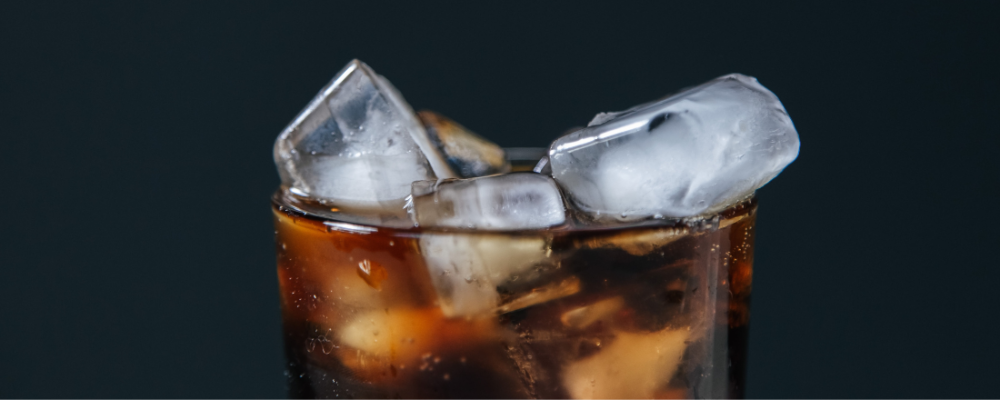 a glass of soda with ice